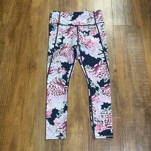 Athleta pink & black Run Free Garden Party 7/8 length Leggings size XSP
